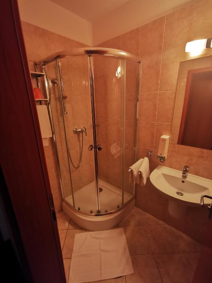 Penzion Helios Bratislava Bagian luar foto